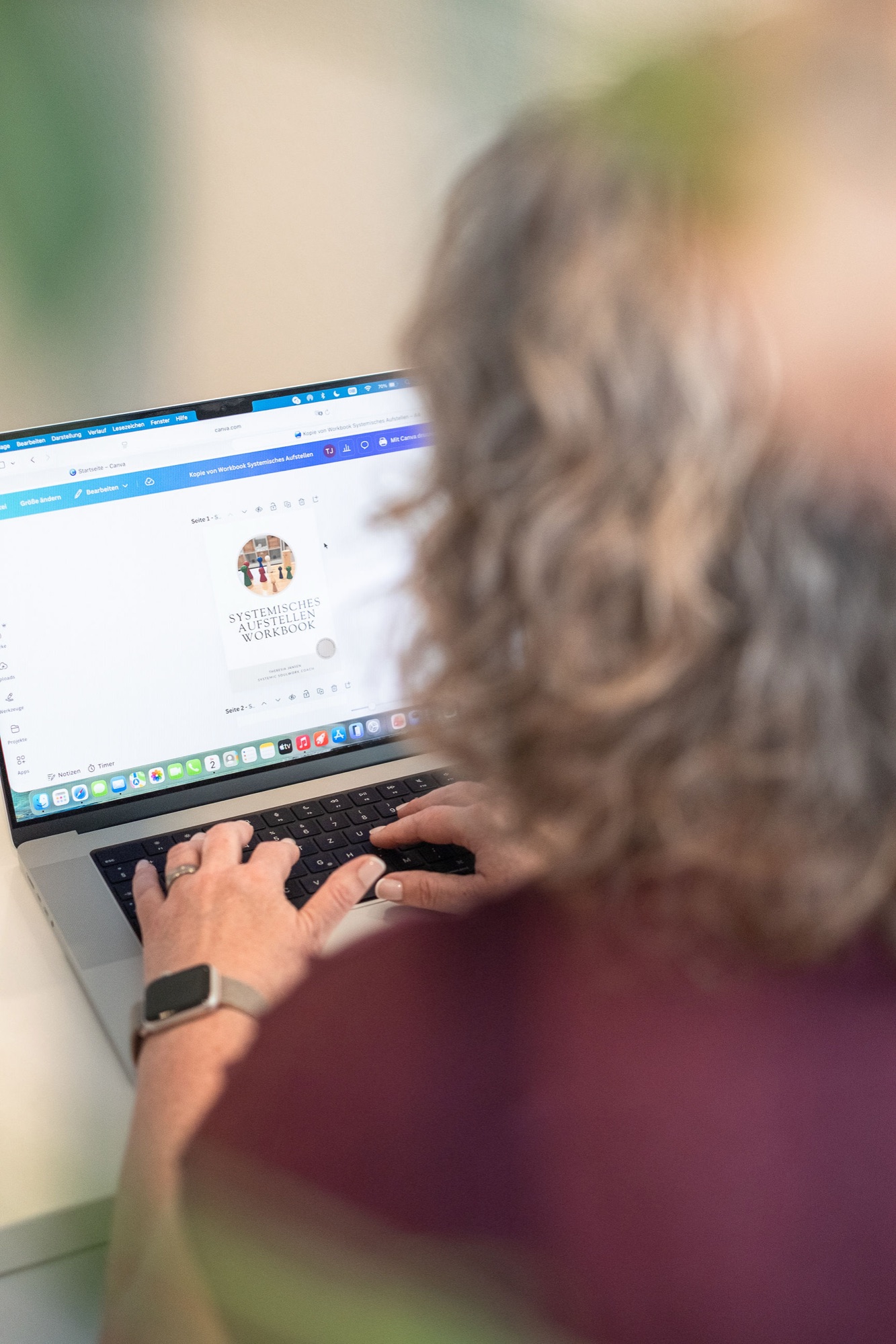 Theresia Jansen online am Laptop