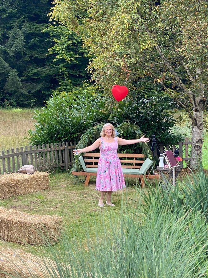Theresia Jansen mit Herzballon im Garten