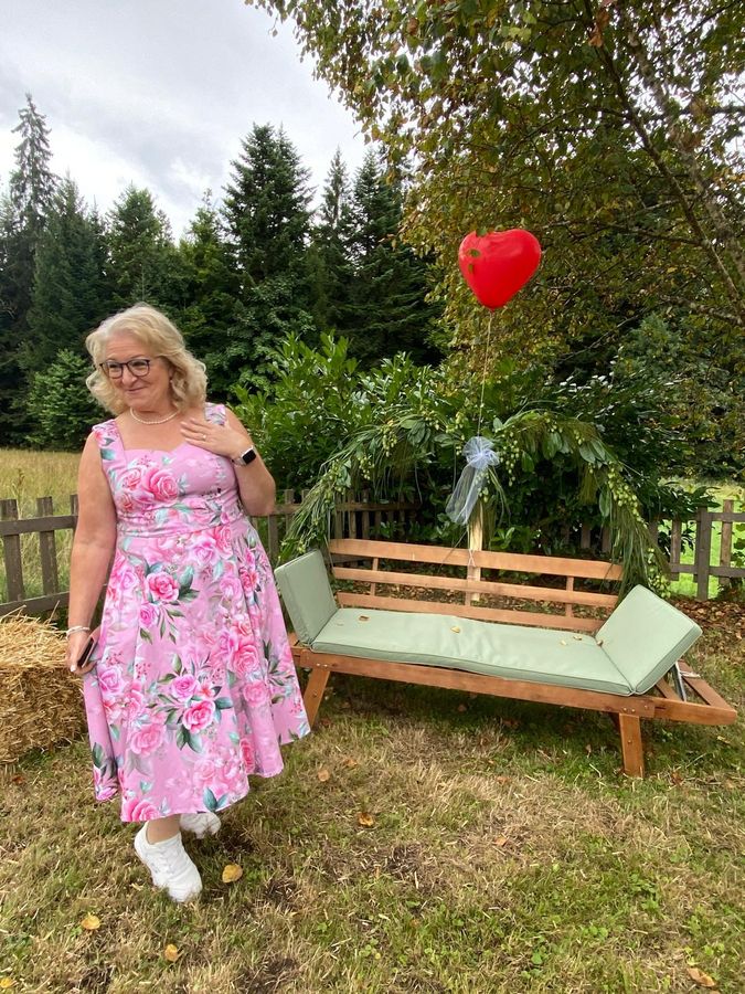 Zeremonienplatz im Garten mit rotem Herzballon