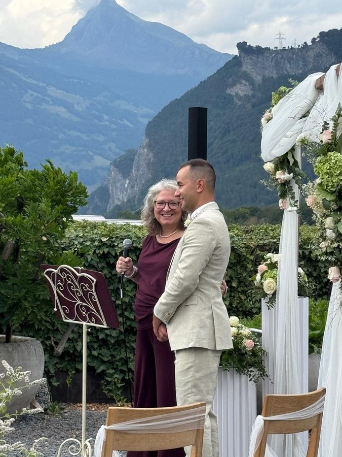 Theresia Jansen mit dem Bräutigam vor der Trauung