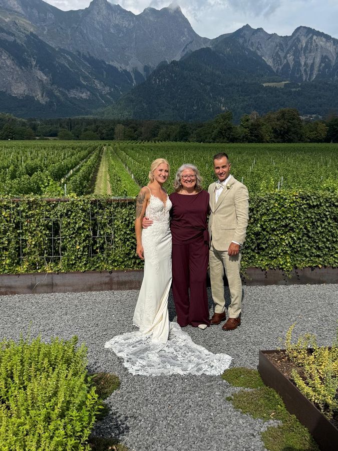 Brautpaar mit Theresia Jansen im Weinberg