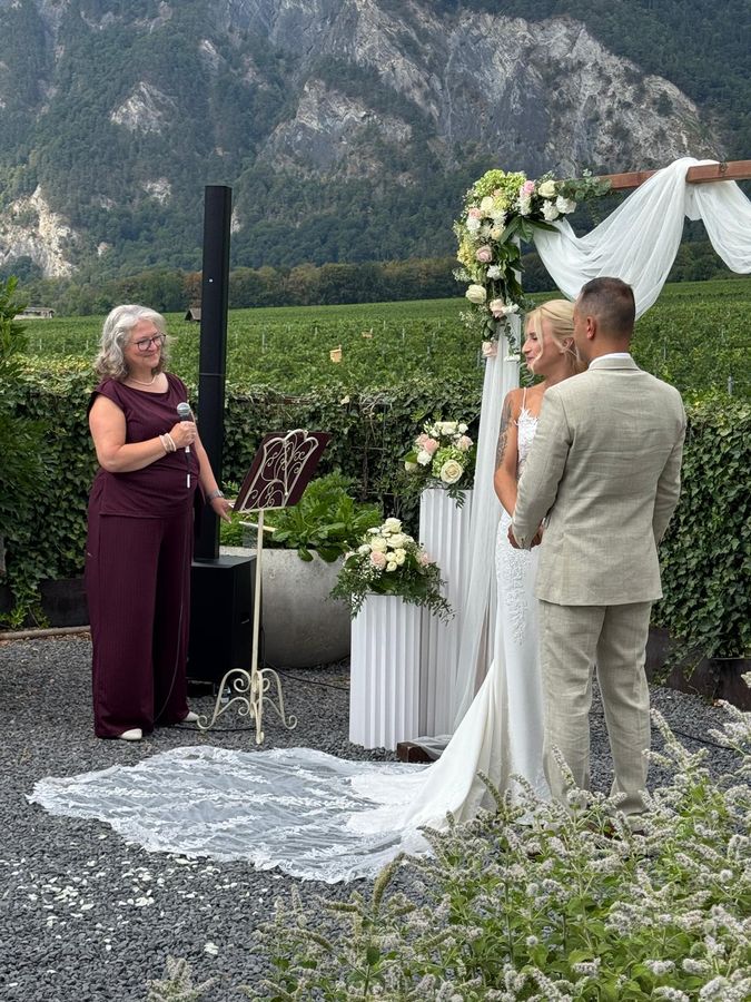 Theresia Jansen bei der freien Trauung im Weinberg vor Bergkulisse